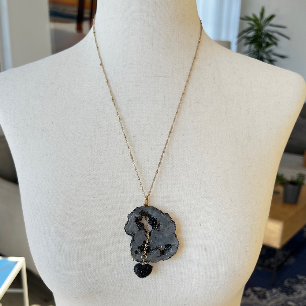 MUST GO: Gorgeous Agate Geode necklace with heart drop Black & Gold